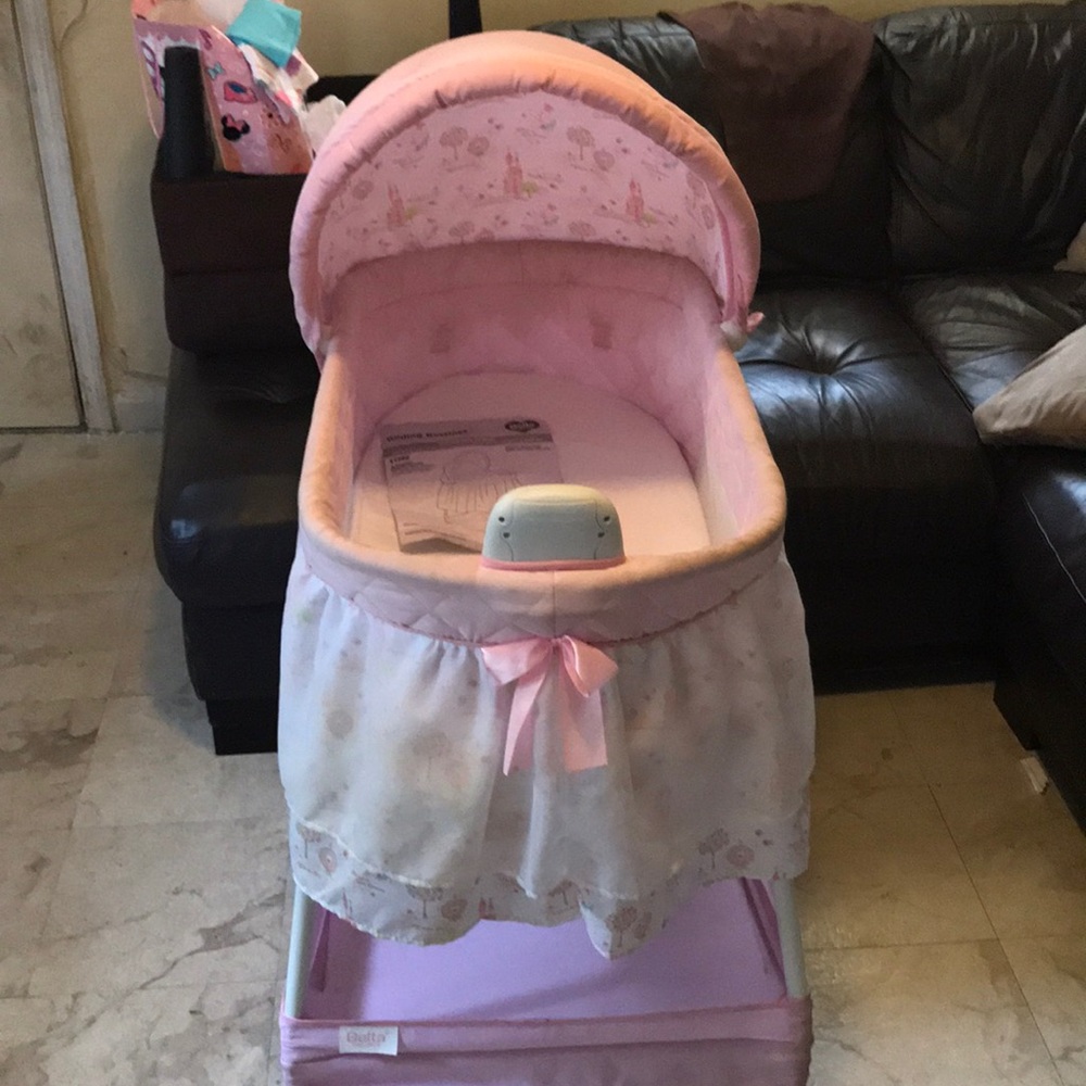 Delta children Gliding  Bassinet